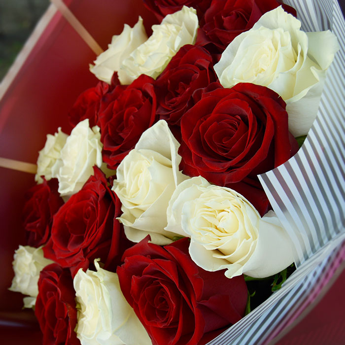 Букет из 19 красных и белых роз в упаковке