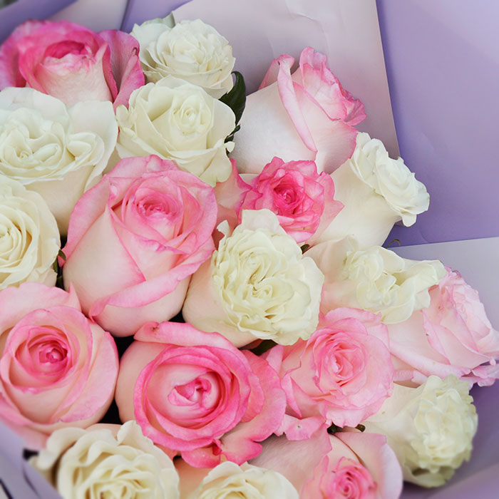 Букет из 19 белых и розовых роз в упаковке