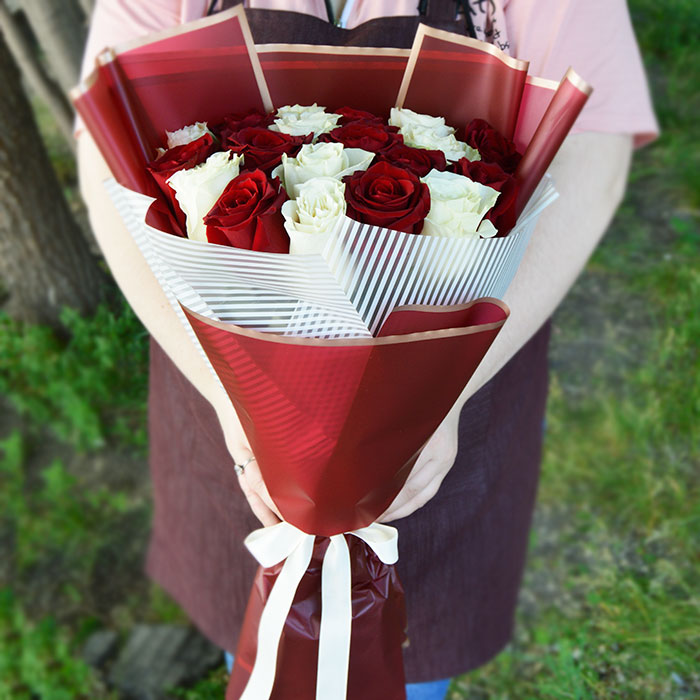Букет из 19 красных и белых роз в упаковке