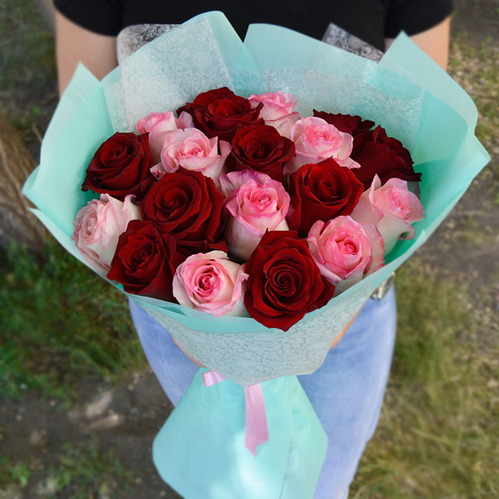 Букет из 19 красных и розовых роз в упаковке
